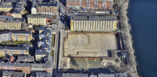 Luftfoto fra byggepladsen, hvor det ses, at 2 blokke er revet ned, og 1 står tilbage