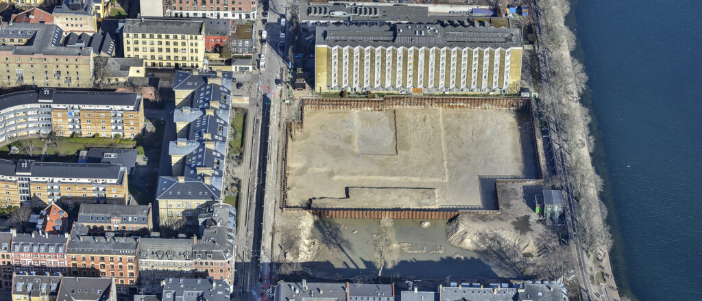 Luftfoto fra byggepladsen, hvor det ses, at  2 blokke er revet ned, og 1 står tilbage