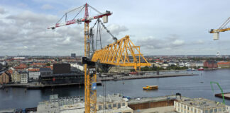 Arkivbillede af byggeplads i København med kran i forgrunden