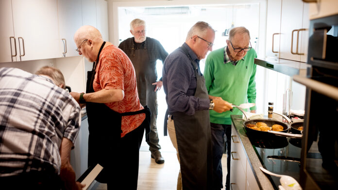 Mændene i gang med madlavning i køkkenet