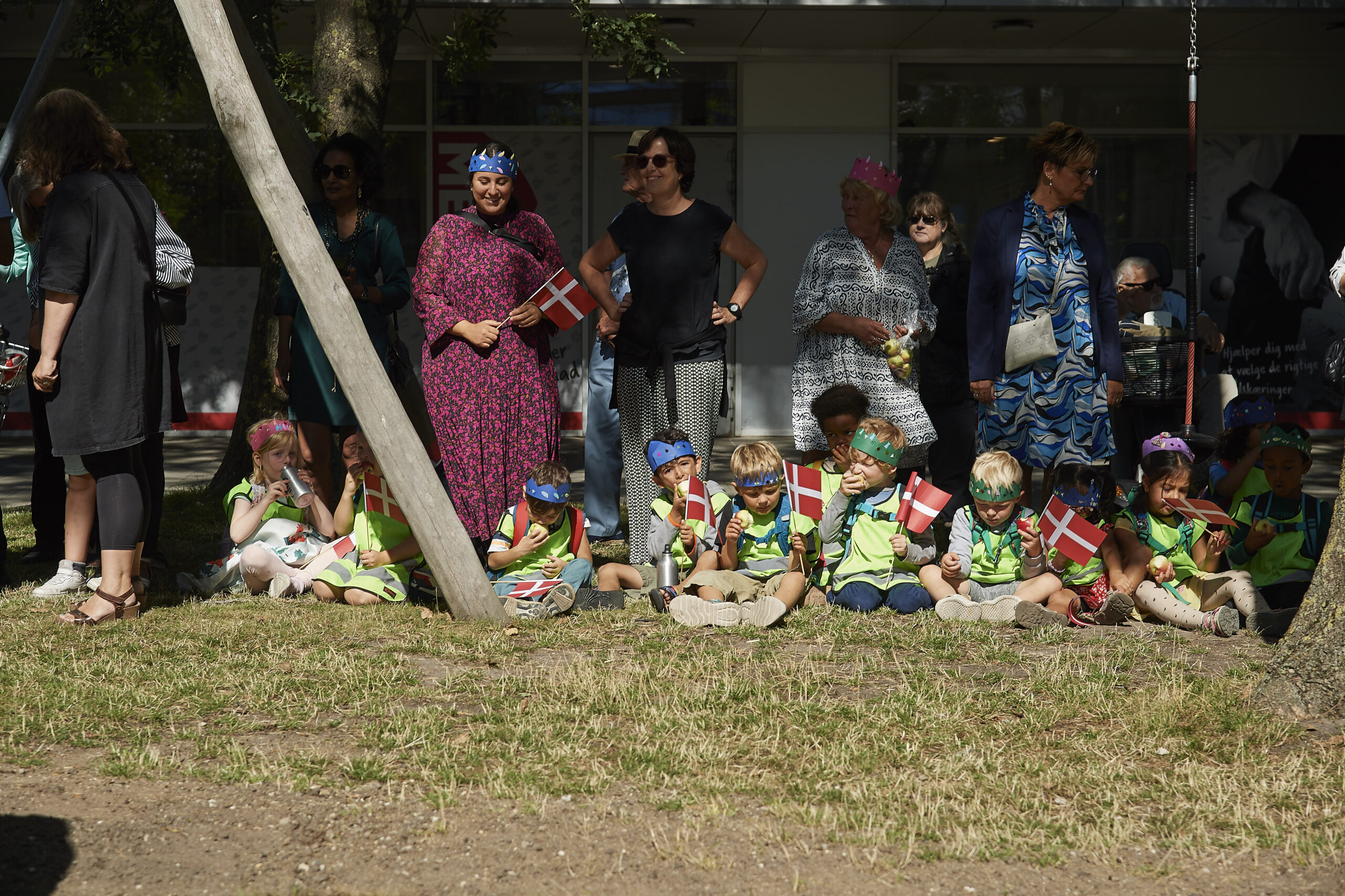 Børn venter på dronning Margrethe