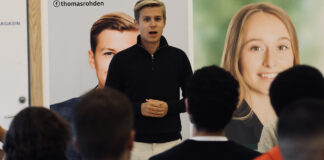 Politiker foran valplakater ved debatarrangement i Tingbjerg