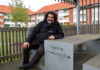 David Nielsen-Ourø på bænk foran boliger i Glostrup Ejendomsselskab