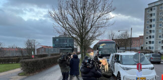 DR og TV2 journalister i front , hvid bus parkeret, Bellahøjhus