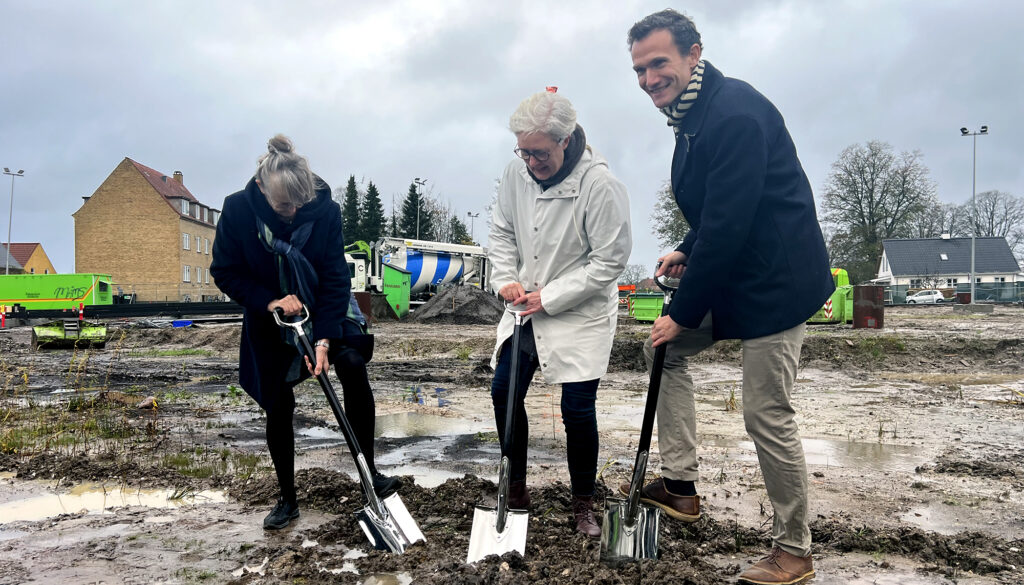Anette Fogh, Kirsten Jensen og Rasmus Jessing tager det første spadestik til Åmosevej