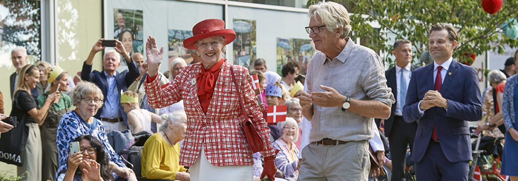 Foto af H.M. Dronning Margrethe på besøg ved Betty Nansens Plads