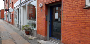 Foto af gadedør med perspektiv ned ad gaden